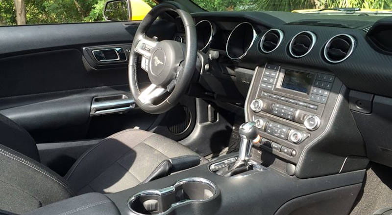 Rent Ford Mustang Cabrio photo 4