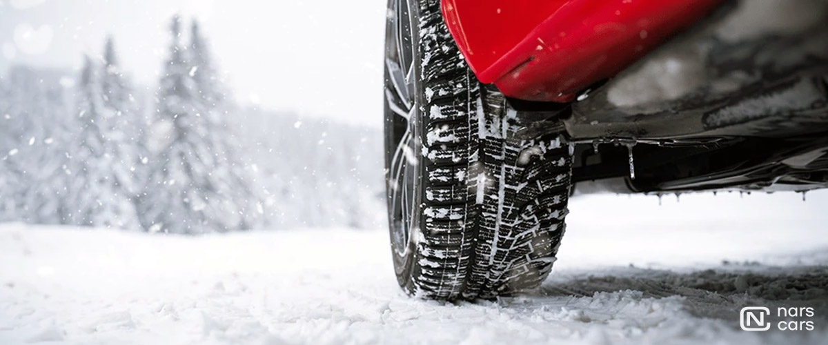 Внедорожник 4х4 на снегу